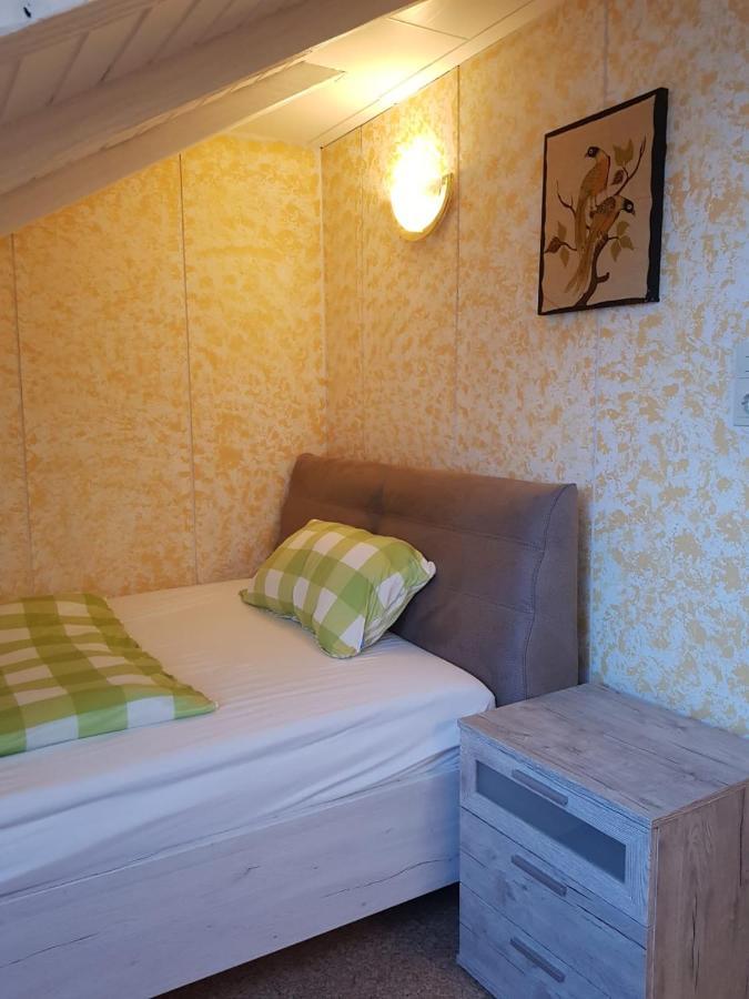 Sonnige Ruhige Dachzimmer Inkl Wifi Plus Kaffee Mit Wg Dusche Und Neuer Kueche Лёррах Экстерьер фото